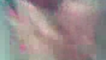 Consertando a piscina, vídeo pornô de homem e mulher transando transando com sua filha