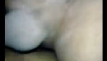 Menina massageando twat através vídeo pornográfico mulher transando da calcinha
