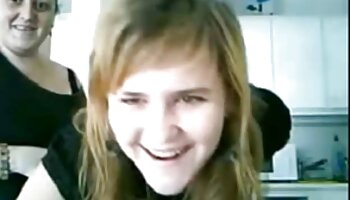 Gata bonita com tesão fica com vídeo pornô homem com homem transando a buceta machucada