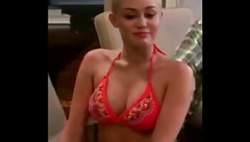 Gostosa dá um wizz enquanto se videos de sexo entre velhos masturba