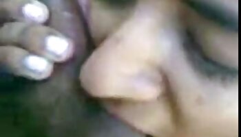 MILF peluda brincando com vídeo de pornô mulher fazendo sexo sua buceta