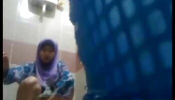 Cara gay masturbando vídeo pornô de homem transando com mulher a maçaneta