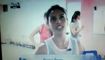 Grande plano vídeo pornô mulher transando com boi de seios grandes