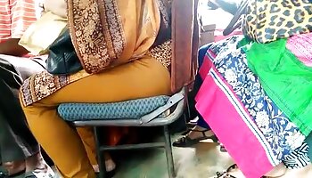 MILF gostosa tocando e gemendo vídeo pornô de menina transando