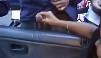 Garota gorda peituda senta no vídeo pornô com mulher transando rosto do cara e chupa a vara