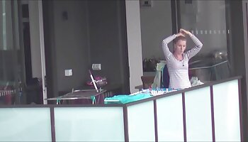 A morena Give Me Pink Hot vídeo pornô mulher transando com burro fica com tesão cavalgando um vibrador e gozando.