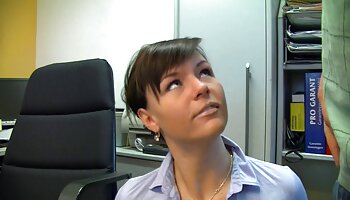 Gata morena com tesão fica com vídeo de pornô mulher transando a boca e buceta fodida